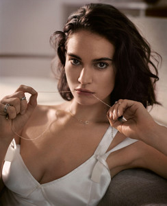 kinopoisk.ru-Lily-James-3155784.jpg