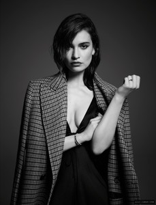 kinopoisk.ru-Lily-James-3217632.jpg