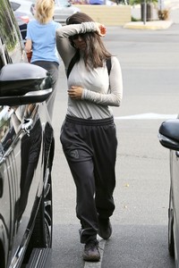 kourtney-kardashian-casual-style-10-28-2018-1.thumb.jpg.c2adf60f5ab65d0c3113a10d551addf8.jpg