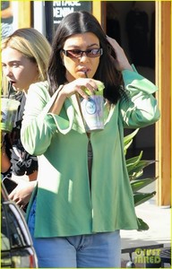kourtney-kardashian-juice-west-hollywood-november-2018-04.jpg
