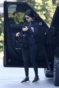 kourtney-kardashian-out-in-beverly-hills-11-20-2018-4.jpg