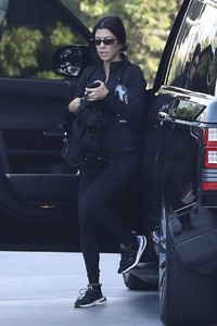 kourtney-kardashian-out-in-beverly-hills-11-20-2018-6.jpg