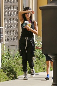 kourtney-kardashian-out-in-calabasas-10-29-2018-2.jpg