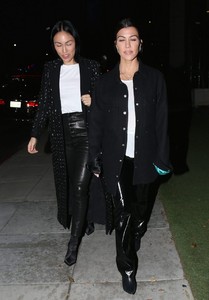 kourtney-kardashian-out-in-dinner-in-beverly-hills-11-19-2018-0.thumb.jpg.eba5175aa5282bb4e2829d63feae00f2.jpg