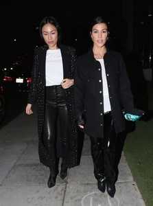 kourtney-kardashian-out-in-dinner-in-beverly-hills-11-19-2018-1.thumb.jpg.79d3eba64f39bf80d914f20f960913b8.jpg