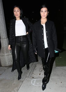 kourtney-kardashian-out-in-dinner-in-beverly-hills-11-19-2018-2.jpg