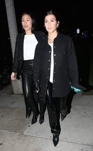 kourtney-kardashian-out-in-dinner-in-beverly-hills-11-19-2018-3.jpg