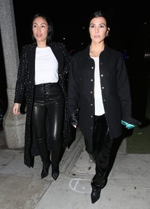 kourtney-kardashian-out-in-dinner-in-beverly-hills-11-19-2018-5.jpg