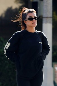 kourtney-kardashian-out-in-west-hollywood-11-12-2018-3.jpg