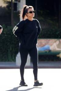 kourtney-kardashian-out-in-west-hollywood-11-12-2018-4.jpg