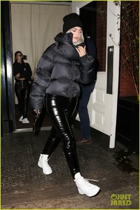 kylie-jenner-bundles-up-for-night-out-in-nyc-05.jpg