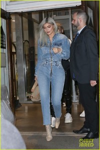 kylie-jenner-double-denim-04.jpg