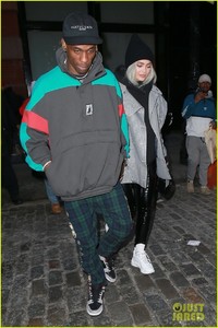 kylie-jenner-enjoys-girls-dinner-as-travis-scott-takes-madison-square-garden-01.jpg