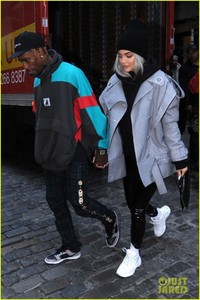 kylie-jenner-enjoys-girls-dinner-as-travis-scott-takes-madison-square-garden-02.jpg