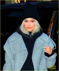 kylie-jenner-enjoys-girls-dinner-as-travis-scott-takes-madison-square-garden-03.jpg