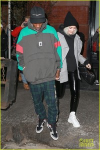 kylie-jenner-enjoys-girls-dinner-as-travis-scott-takes-madison-square-garden-06.jpg