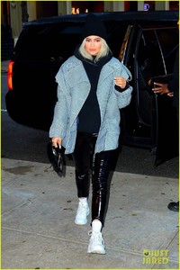 kylie-jenner-enjoys-girls-dinner-as-travis-scott-takes-madison-square-garden-07.jpg