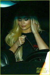 kylie-jenner-jordyn-woods-night-out-miami-02.jpg