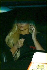 kylie-jenner-jordyn-woods-night-out-miami-18.jpg