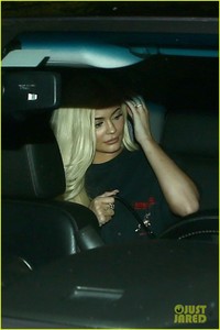 kylie-jenner-jordyn-woods-night-out-miami-19.jpg