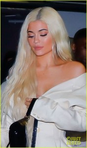 kylie-jenner-travis-scott-hold-hands-in-miami-01.jpg