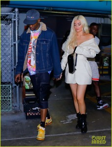 kylie-jenner-travis-scott-hold-hands-in-miami-03.jpg