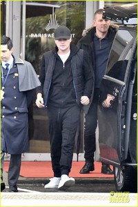 leonardo-dicaprio-camila-morrone-arrive-in-paris-22.jpg