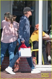 leonardo-dicaprio-camila-morrone-shopping-03.jpg