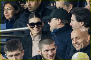 leonardo-dicaprio-camila-morrone-soccer-match-02.jpg