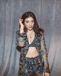 lorde_28750968_757009097836665_934749733044355072_n.jpg