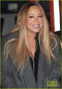 mariah-carey-thanks-fans-for-support-caution-07.jpg