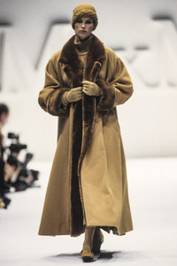 max-mara-fw-1993-6.thumb.JPEG.331873a8a79fbaa9e979072831be28d1.JPEG