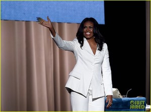 michelle-obama-says-she-couldnt-get-facts-wrong-as-first-lady-04.jpg