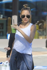 nicole-richie-grocery-shopping-in-beverly-hills-11-03-2018-2.jpg