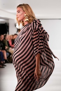 pregnant-arizona-muse-at-temperley-runway-show-at-london-fashion-week-09-15-2018-4.jpg
