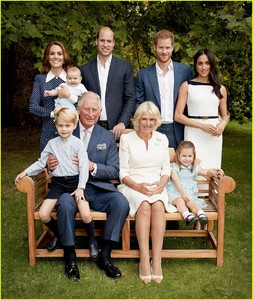 royal-family-portraits-01.thumb.jpg.211d0081a84738d604624ab388ccd299.jpg