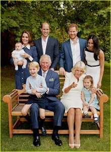 royal-family-portraits-02.thumb.jpg.da1b22975cc6922ae751bde85f266bfc.jpg