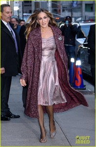 sarah-jessica-parker-says-she-loved-flying-in-hocus-pocus-03.jpg