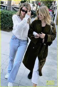 sofia-richie-keeps-it-chic-at-hyundais-stylenite-in-weho-04.jpg