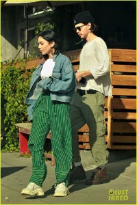 vanessa-hudgens-austin-butler-step-out-for-romantic-lunch-date-01.jpg