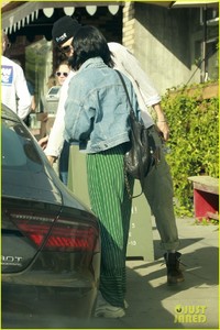 vanessa-hudgens-austin-butler-step-out-for-romantic-lunch-date-08.jpg