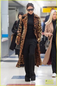 victoria-beckham-shows-style-while-arriving-nyc-01.jpg