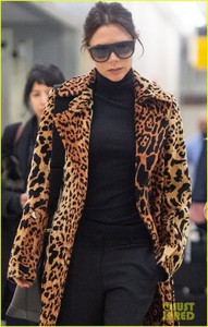 victoria-beckham-shows-style-while-arriving-nyc-04.jpg