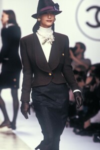 0_chanel-fw-1988-1_html.thumb.JPEG.51c8da8fb128a63de618dc83ea014dc1.JPEG