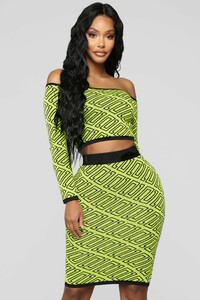 10-26-18_Studio_1_11-31-50_8604FN_NeonGreen_CC_22210_NT_AG.jpg