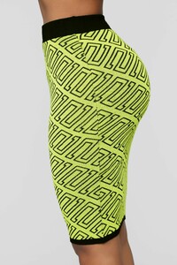 10-26-18_Studio_1_11-32-44_8604FN_NeonGreen_CC_22222_NT_AG.jpg