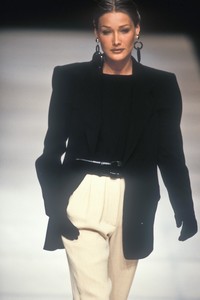 1007587027_GiorgioArmani1992WomenRTW18.thumb.jpg.76bb2f257a3cba634937352f0b9e24d8.jpg