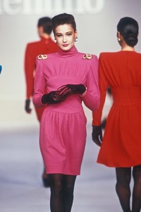 10078035_Valentino1987WomenRTW162.thumb.jpg.5905d90b8a41ef10afbf078da73d8c2a.jpg