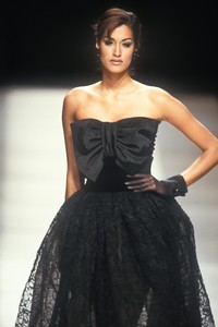 1009139968_GiorgioArmani1992WomenRTW105.thumb.jpg.a37eb5d373f82f55970ddada1c4c0544.jpg