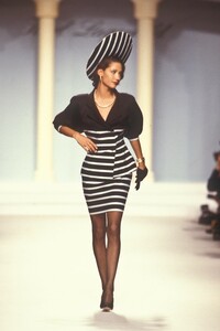 1023724552_KarlLagerfeld1988WomenRTW120.thumb.jpg.a5fa1bdceae3743a6de88ba6b5adcaac.jpg